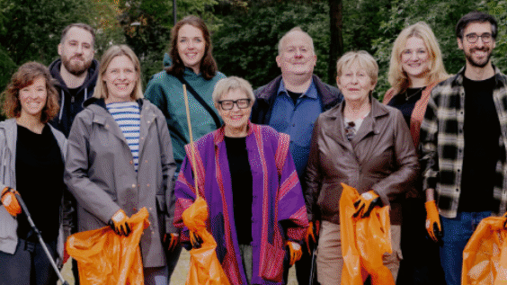 Mitglieder der Bezirksvertretung Nippes beim gemeinsamen Clean-up im Toni-Steingass-Park (v.l.): Joanna Dommnich (Die Linke), Robert Glashagen (Volt), Anne Roth und Lena Willeke (Bündnis 90/Die Grünen), Annerose Bergmann (Linke), Ulrich Müller und Erola Oedingen (SPD), Kathrin Gemke (CDU) und Michael Breiman (Grüne). Mehr dazu ab Seite 6. Foto: Thilo Schmülgen – www.thiloschmuelgen.com
